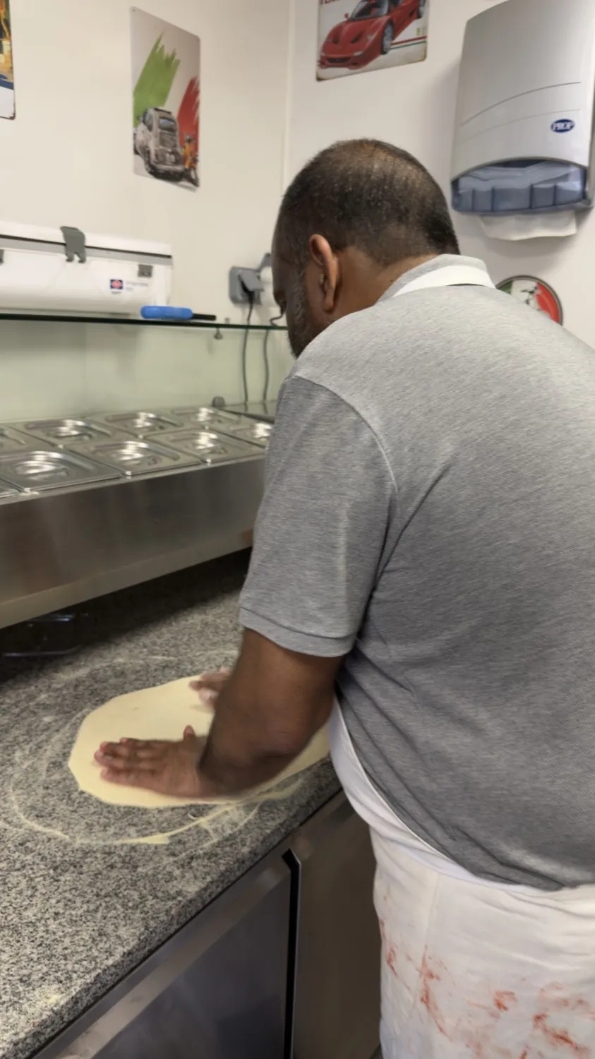Notre pizzaïolo prépare la pâte fraîche maison à Sain-Bel