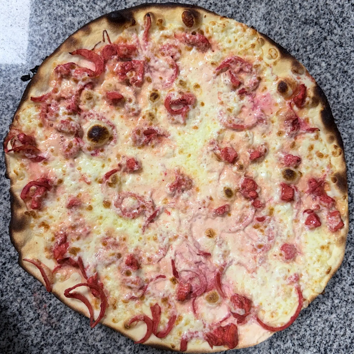Pizza Indienne, la spécialité de Sain Bellissima, base crème fraîche et poulet tandoori