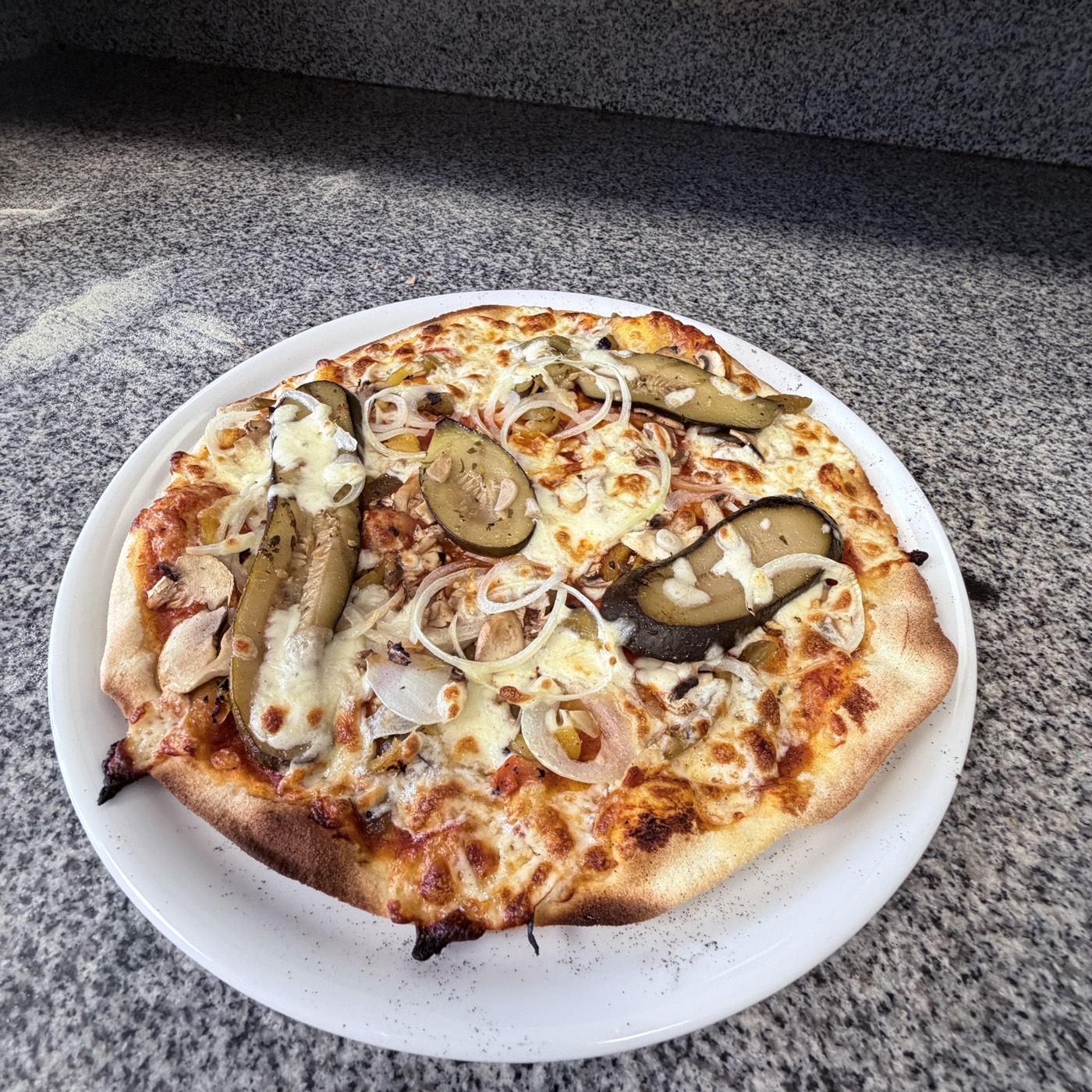 Pizza végétarienne aux aubergines et champignons, à emporter près de L'Arbresle